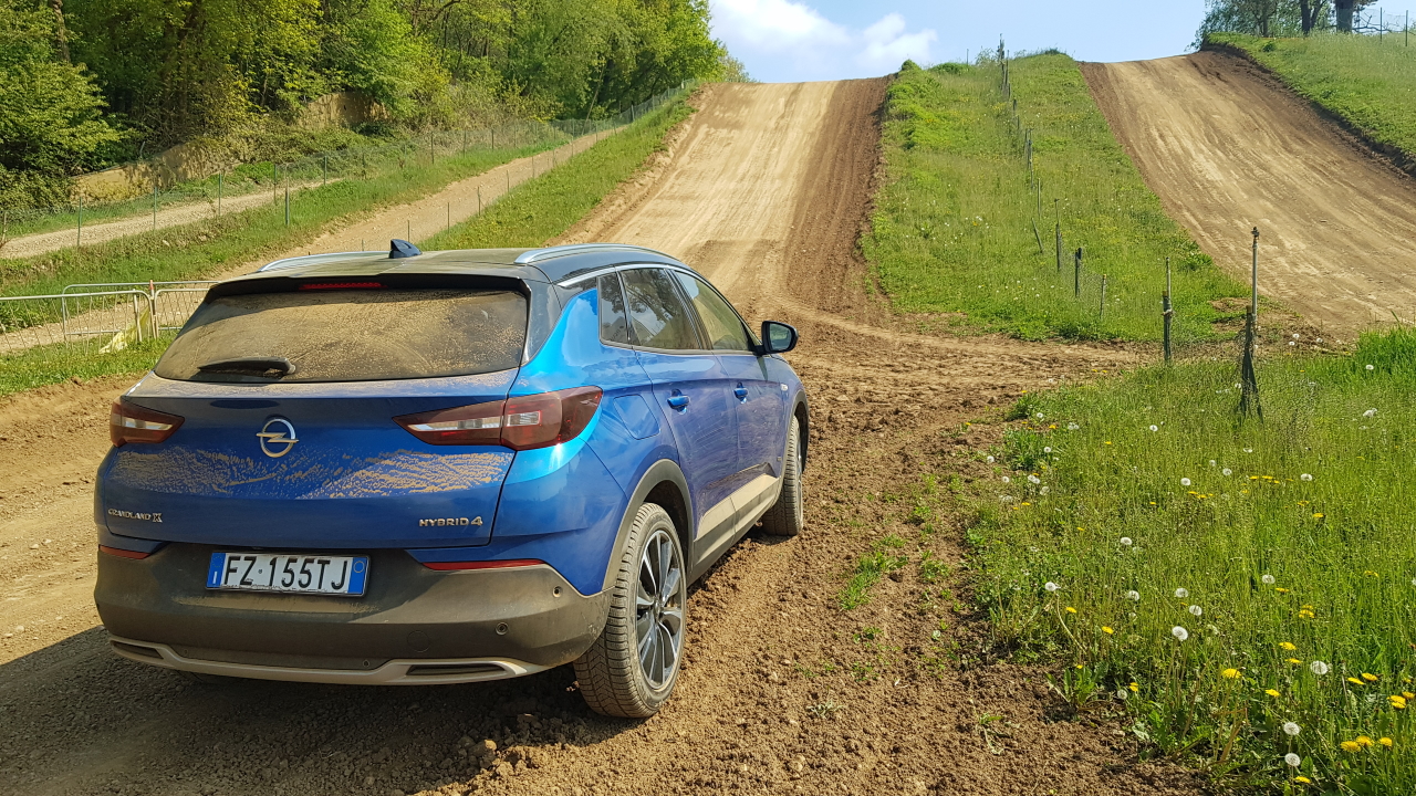 Opel Grandland X Hybrid4 provato su una pista da motocross