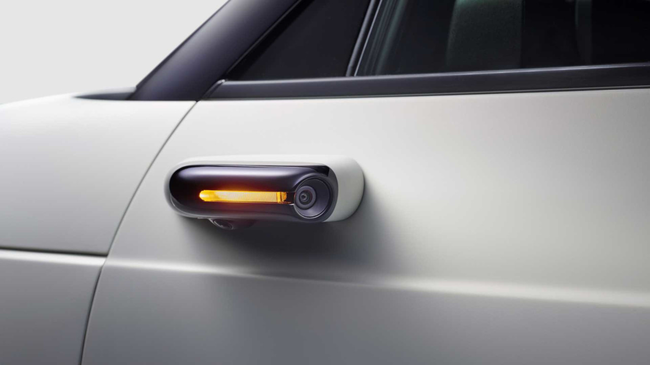 Honda e, di serie gli specchietti laterali evoluti: una telecamera per lato e schemi interni da 6''