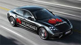 A bordo di una Porsche Panamera, guidata da uno smartphone Huawei