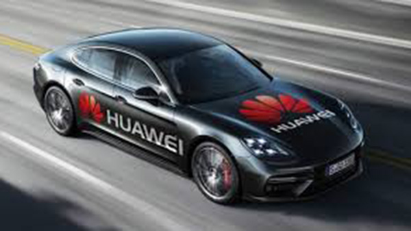 A bordo di una Porsche Panamera, guidata da uno smartphone Huawei