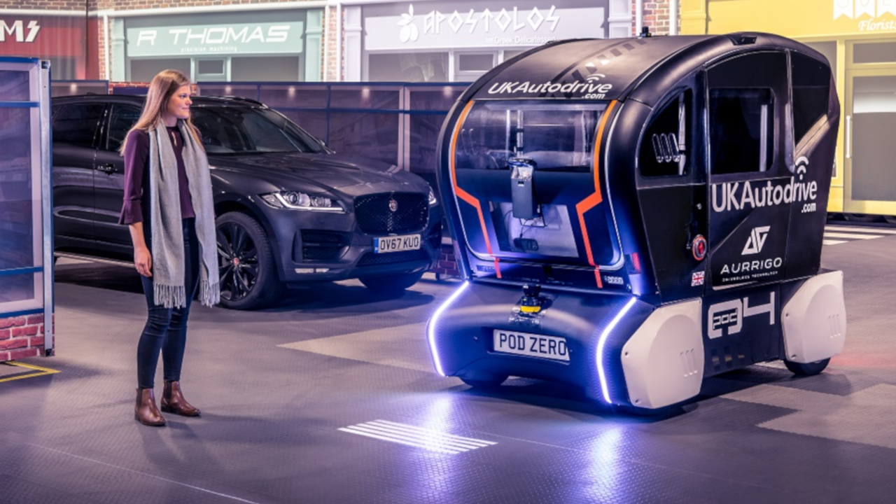 Jaguar Land Rover, in sperimentazione un sistema di comunicazione tra veicolo autonomo e pedone