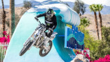 Un acquapark deserto ed una moto elettrica, accoppiata vincente per dare spettacolo