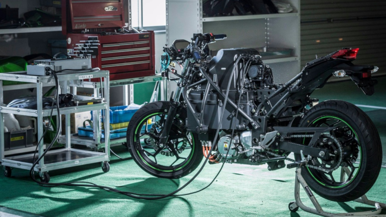 Kawasaki conferma l'arrivo della Ninja elettrica: eccola in un primo video promozionale