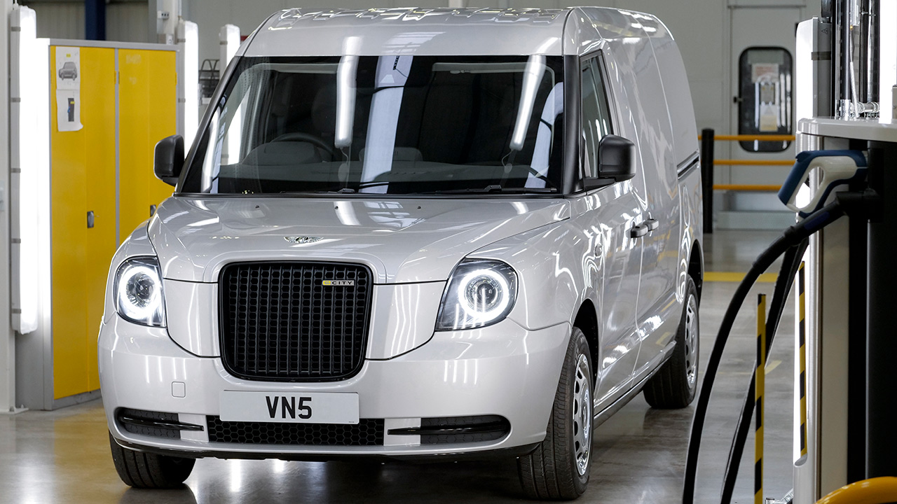 Il classico taxi londinese black-cab ora diventa anche un furgone elettrico extended range