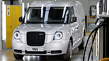 Il classico taxi londinese black-cab ora diventa anche un furgone elettrico extended range