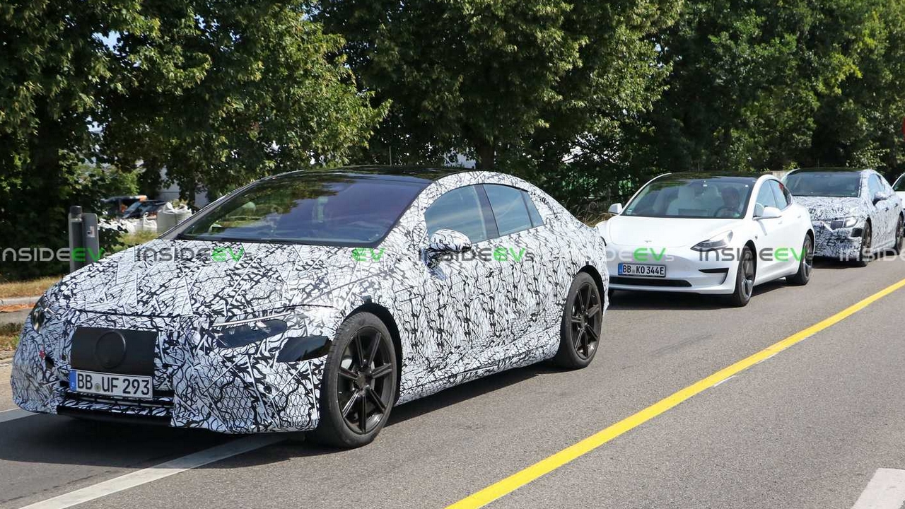 Mercedes-Benz EQS: i prototipi si mostrano nelle foto spia insieme ad alcune Tesla