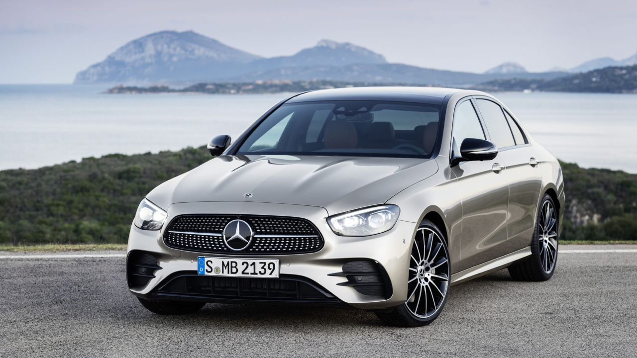 Nuova Mercedes Classe E con tecnologia capacitiva per verificare la presenza delle mani sul volante