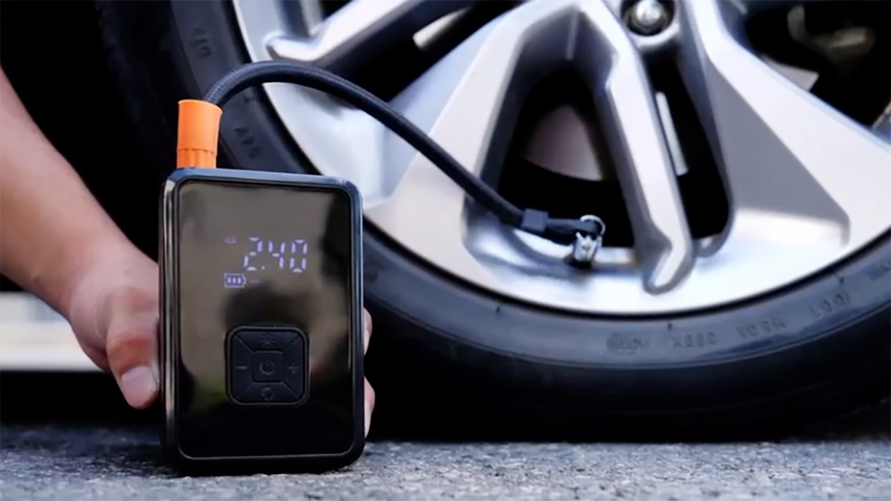 Torna il mini compressore portatile a prezzo super su Amazon: costa poco pi&ugrave; di 20�, &egrave; imperdibile