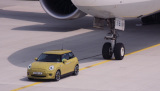 Mini elettrica, eccola in un video nel quale si cimenta a trainare un Boeing 777 da 150 tonnellate