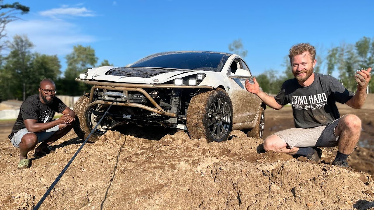 Una Tesla Model 3 da fuoristrada? ecco il progetto della  Grind Hard Plumbing Co.