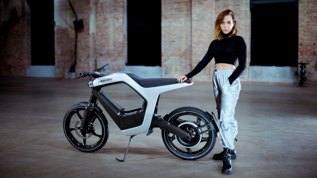 NOVUS, la moto elettrica compatta e leggera: fatta a mano e tutta in fibra di carbonio