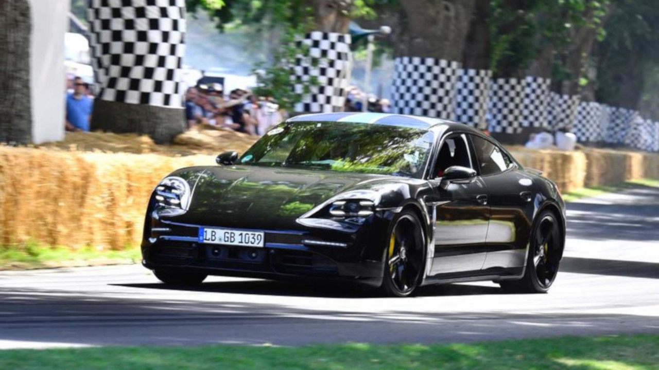 L'elettrica Porsche Taycan scende in pista al Festival of Speed a Goodwood: ecco il video