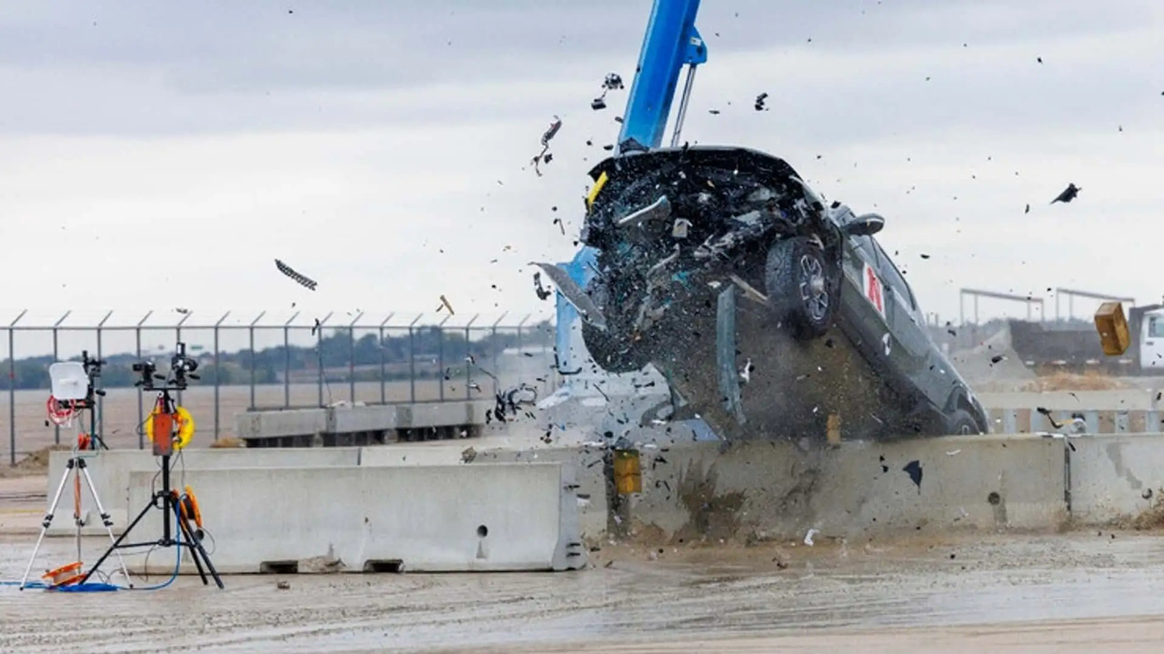  Veicoli elettrici e guardrail, il crash test col pick-up R1T di Rivian ha messo in luce i loro limiti