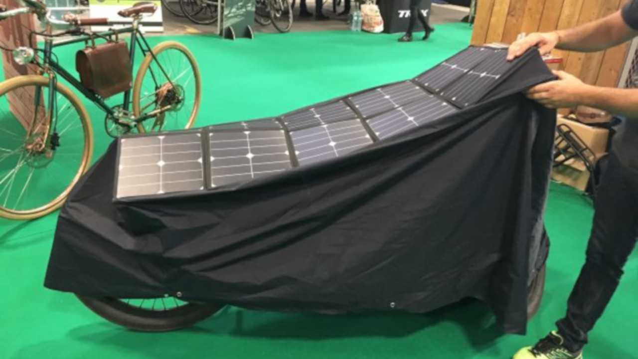 Rayvolt, telo-caricabatterie solare per la propria e-bike: accessorio effettivamente utile?