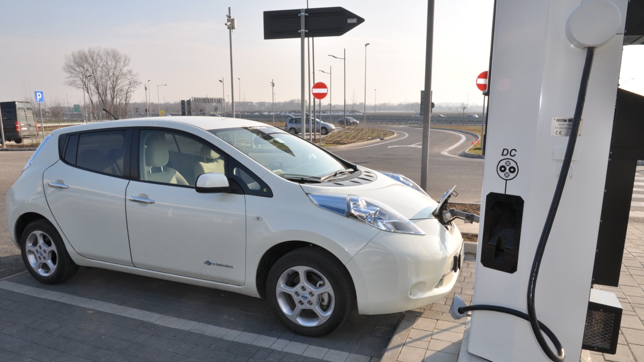 Cina, nuovo standard di ricarica con potenza fino a 900 kW e 1500 V