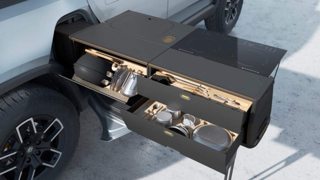 Rivian, sul pickup elettrico R1T disponibile una cucina ad induzione pensata ad hoc