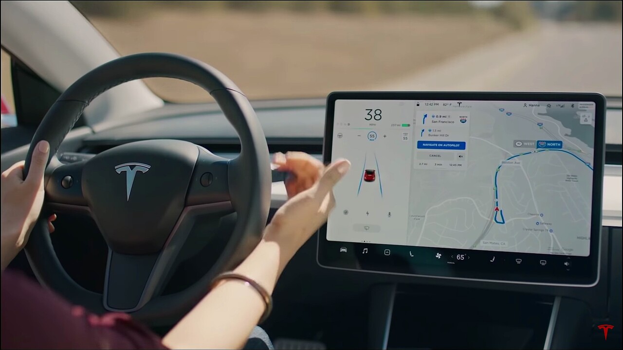 Tesla denunciata dalla famiglia di un motociclista ucciso da una Model 3 in Autopilot