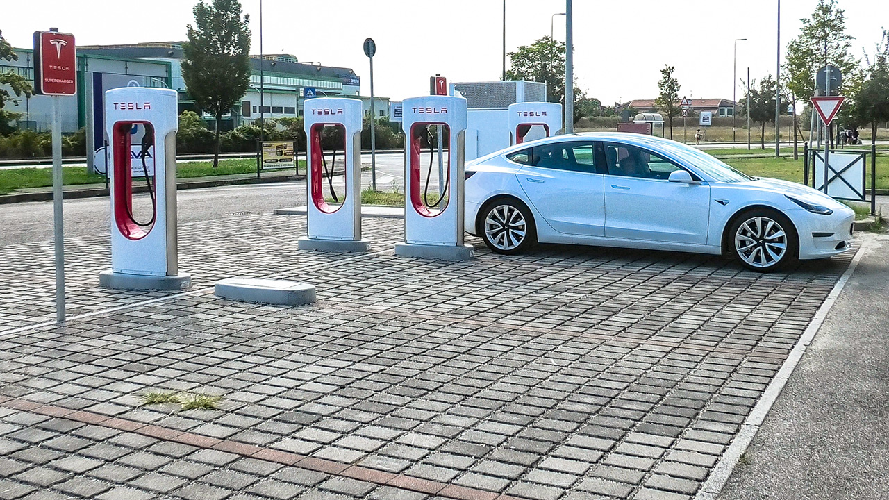 I Tesla Supercharger dominano le classifiche di soddisfazione. Gli altri operatori ora si devono preoccupare