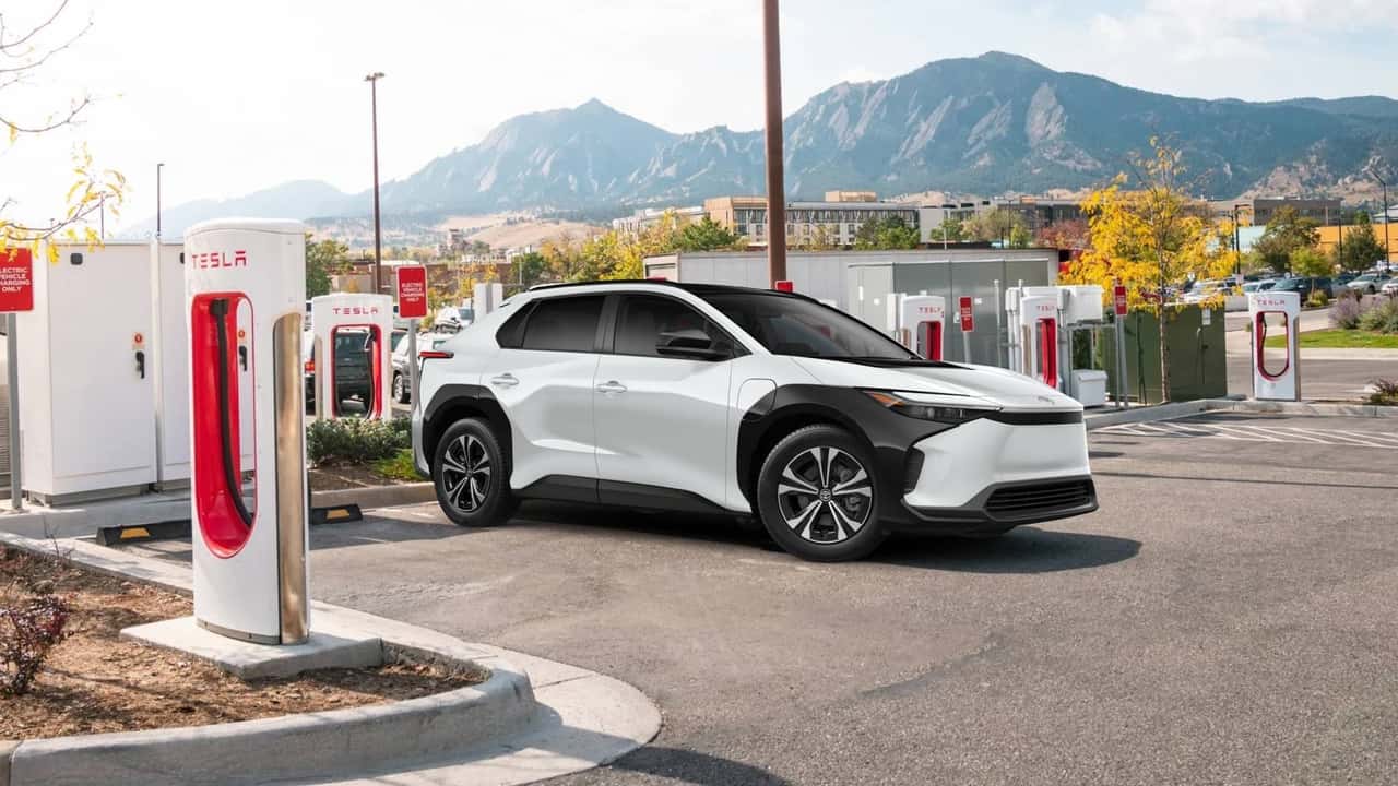 Anche Toyota sceglie il connettore NACS di Tesla 