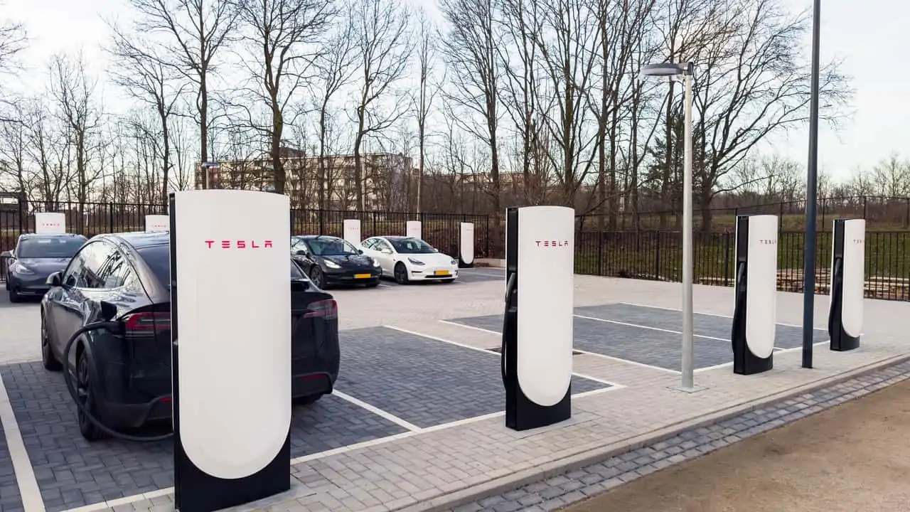 Supercharger Tesla V4, bastano 10 minuti per caricare la batteria al 40%   