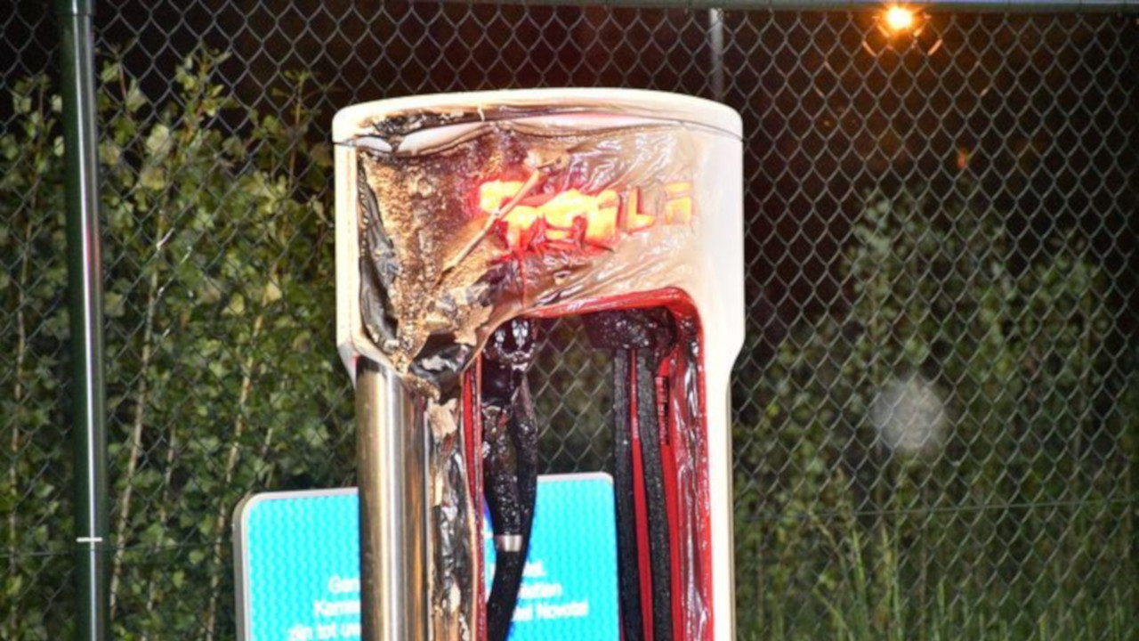 Tesla Model S in fiamme ad una stazione Supercharger: curioso ed efficace l'intervento dei vigili del fuoco