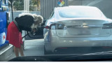 Tesla Model S dal benzinaio per un pieno: ecco il video della gaffe della proprietaria