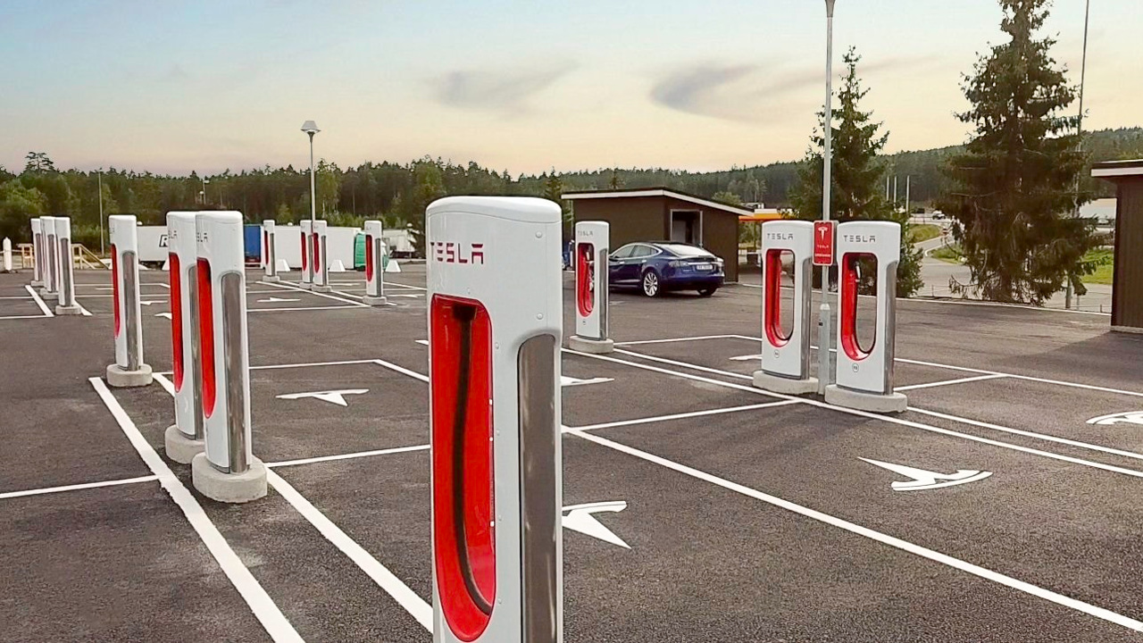 Tesla aumenta la potenza delle stazioni Supercharger in Europa