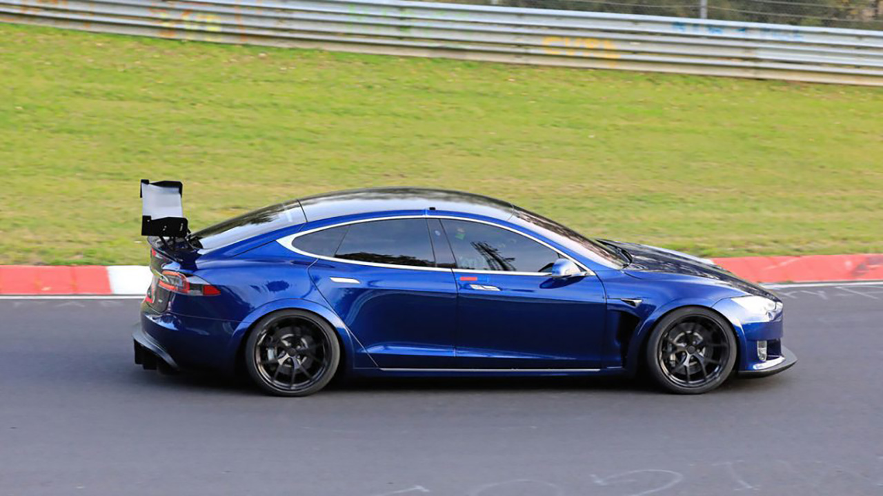 Tesla Model S Plaid batte la Porsche Taycan al Nürburgring, ma il tempo non è ancora ufficiale