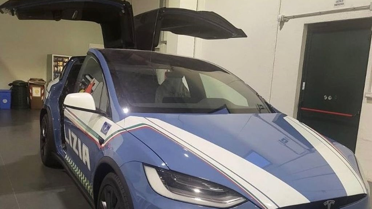 Per la prima volta una Tesla al servizio della Polizia stradale: ecco la Model X per le forze dell'ordine del Veneto