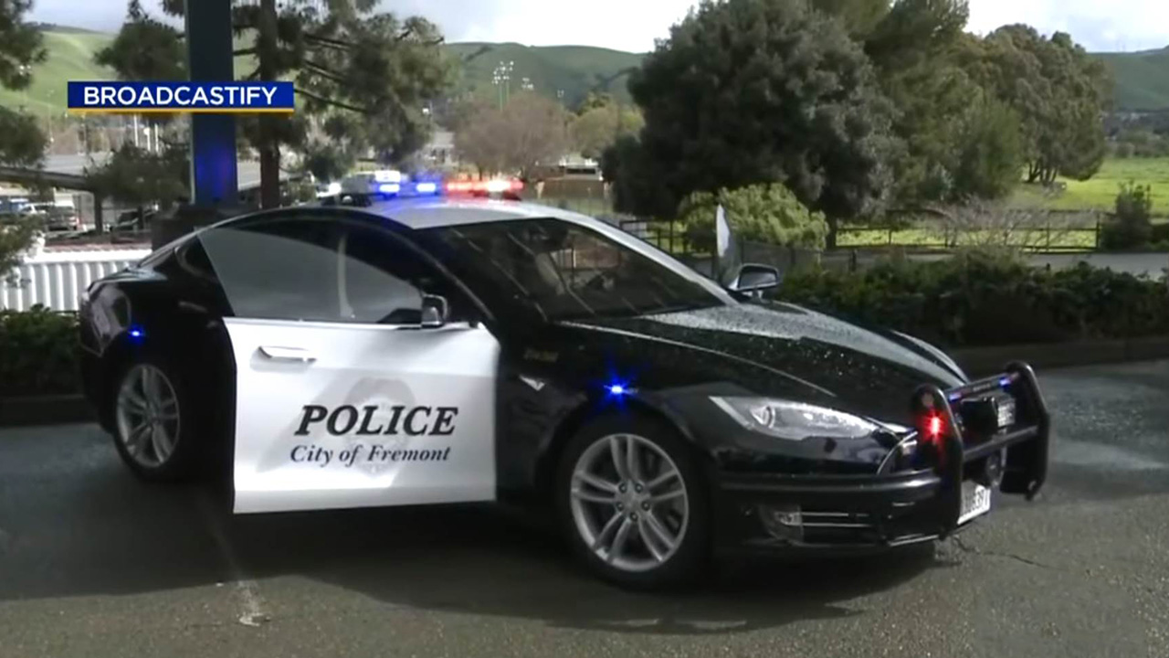 Inseguimento in USA: la Tesla della Polizia si scarica e il criminale tenta la fuga