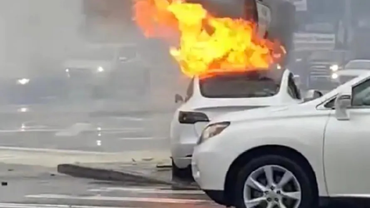 Tesla nel mirino: nuova causa dopo un incidente mortale, porte che rimangono chiuse al centro delle accuse