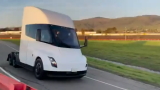 Tesla Semi: Elon Musk lo d disponibile (a sorpresa) nel 2022