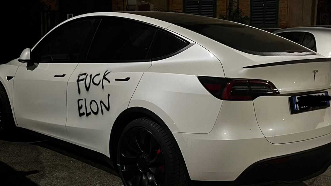 "F**k Elon": il vandalismo anti-Tesla arriva anche in Italia. Diverse Model 3 e Y imbrattate con lo spray