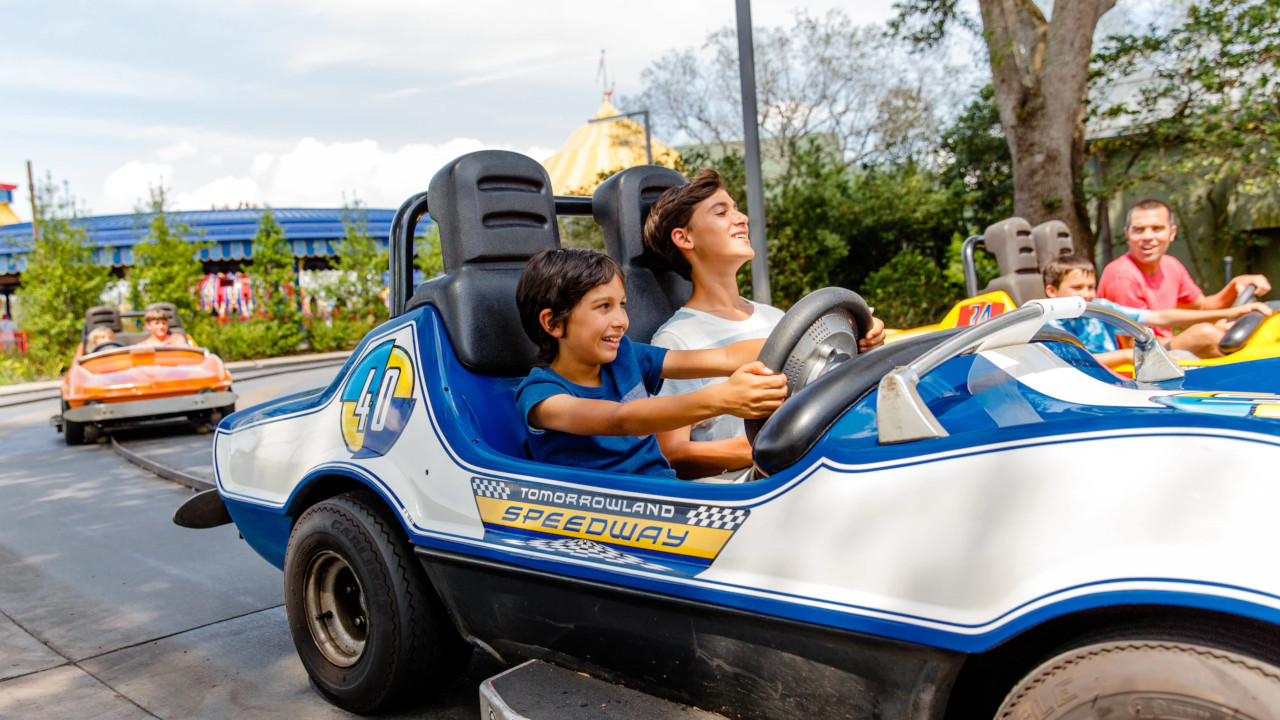 Collaborazione tra Tesla e Disney? in progetto l'elettrificazione dell'attrazione Tomorrowland Speedway 