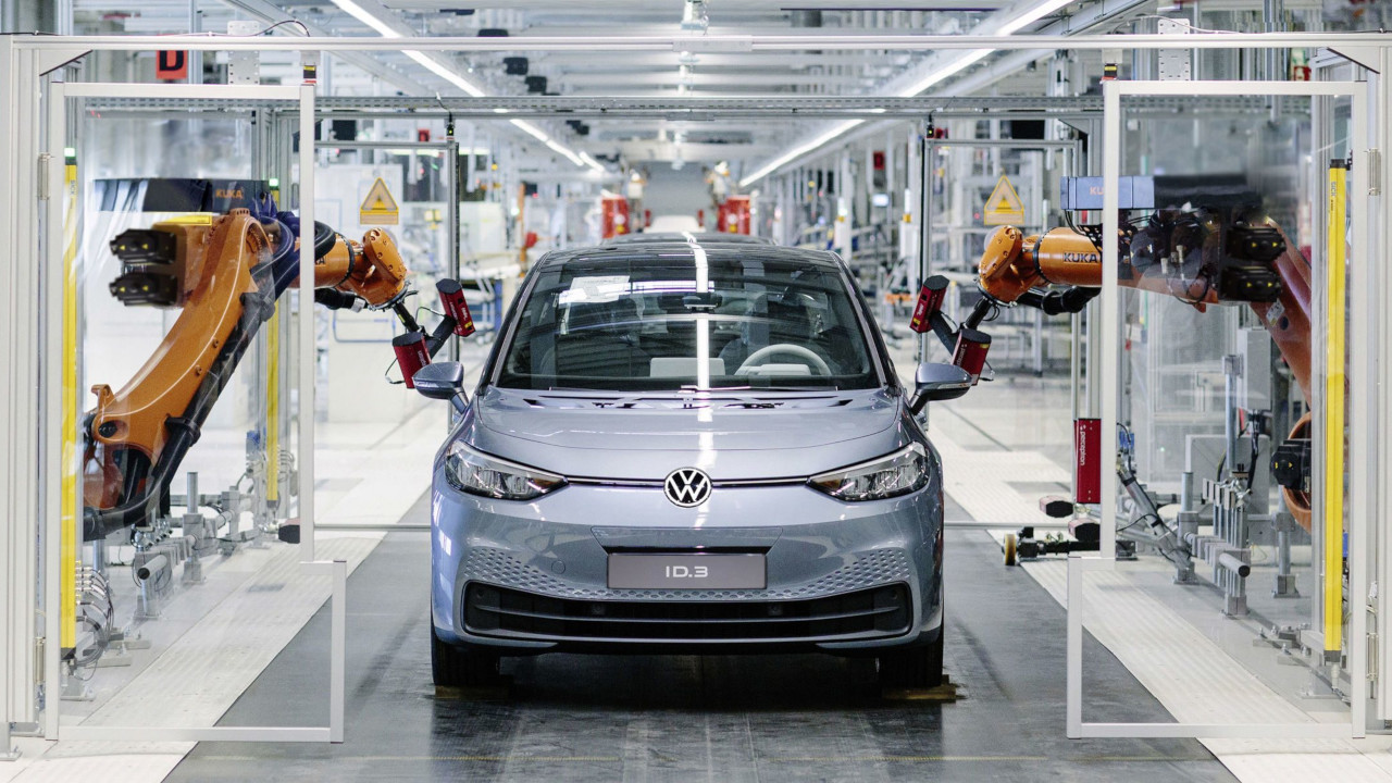 Nessuno vuole le Volkswagen elettriche? Annullato un turno a Zwickau e una linea completamente ferma