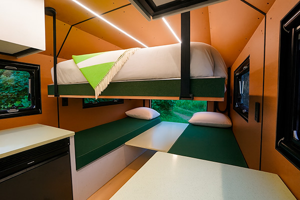 Un camper elettrico con oltre 435 km di autonomia. Il Grounded G3 debutta su base Chevrolet BrightDrop: ricarica veloce e interni modulari