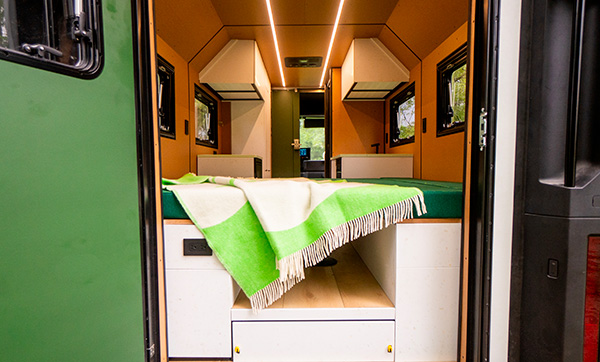 Un camper elettrico con oltre 435 km di autonomia. Il Grounded G3 debutta su base Chevrolet BrightDrop: ricarica veloce e interni modulari