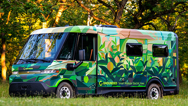 Un camper elettrico con oltre 435 km di autonomia. Il Grounded G3 debutta su base Chevrolet BrightDrop: ricarica veloce e interni modulari