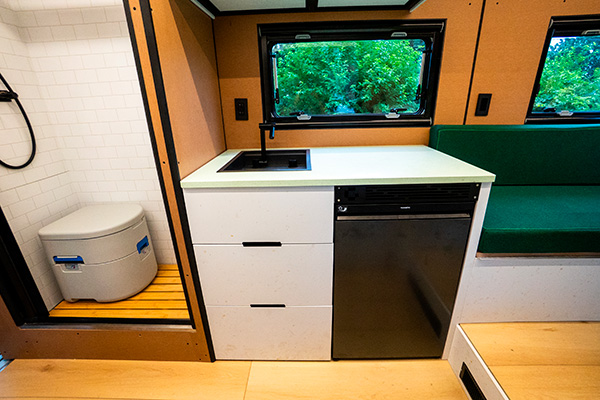 Un camper elettrico con oltre 435 km di autonomia. Il Grounded G3 debutta su base Chevrolet BrightDrop: ricarica veloce e interni modulari